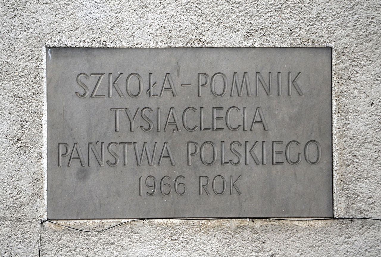 Tablica Szkoła Tysiąclecia, ul. Śliska 5, Warszawa. Fot Adrian Grycuk