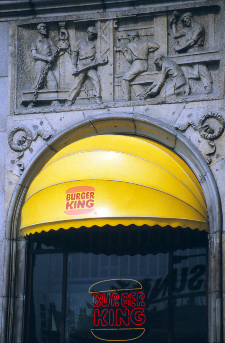 Plac Konstytucji. Płaskorzeźba Montaż konstrukcji stalowej aut. Ryszard Sroczyński na bloku MDM przy Pięknej 28/34, 1998 rok. Fot. Marta Nowosielska/SAW