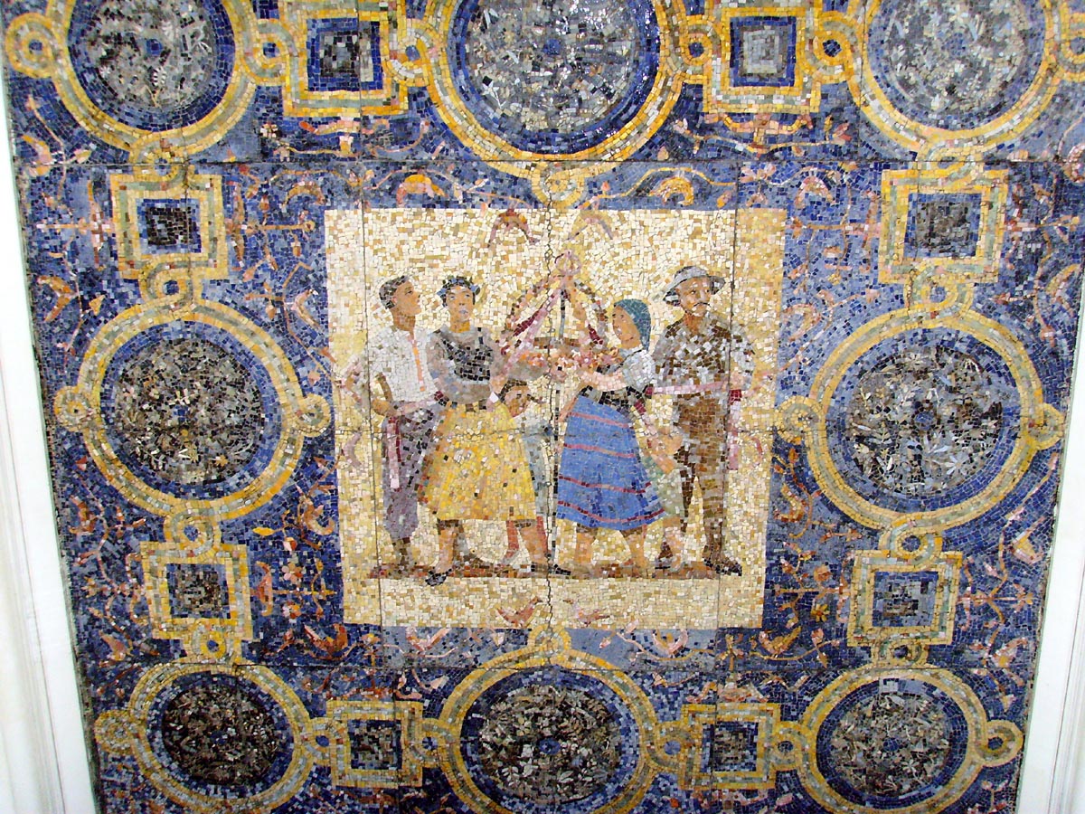 Mozaika &bdquo;Lato&rdquo;, aut. Hanna Żuławska z zespołem (1952), widoczne pęknięcia w centrum kompozycji, fot. Krzysztof Mordyński