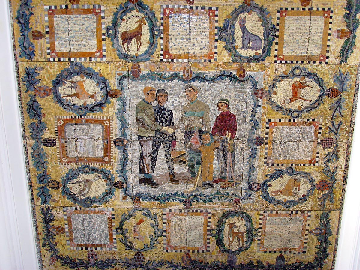 Mozaika &bdquo;Zima&rdquo;, aut. Hanna Żuławska z zespołem (1952), widoczne liczne pęknięcia w bocznych partiach kompozycji, fot. Krzysztof Mordyński