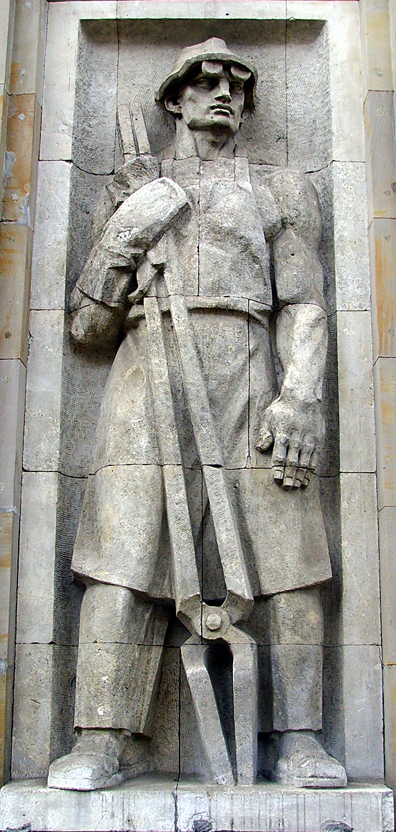 Płaskorzeźba &bdquo;Hutnictwo&rdquo;, aut. Jerzy Jarnuszkiewicz (1952), stan po konserwacji, fot. Krzysztof Mordyński