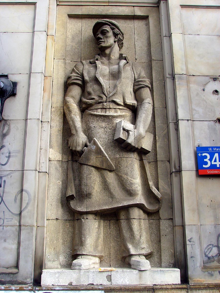 Płaskorzeźba &bdquo;Budownictwo&rdquo;, aut. J&oacute;zef Proszowski (1952), widoczne dewastacje oraz ubytki , fot. Krzysztof Mordyński