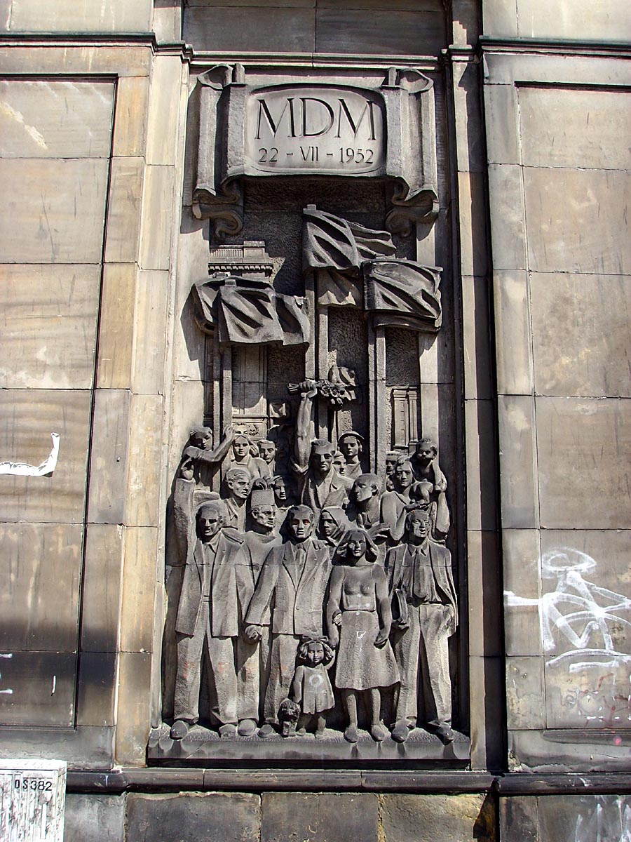 Płaskorzeźba &bdquo;Otwarcie MDM&rdquo; aut. Franciszka Habdasa. Widoczne zabrudzenia i dewastacje, fot. Krzysztof Mordyński