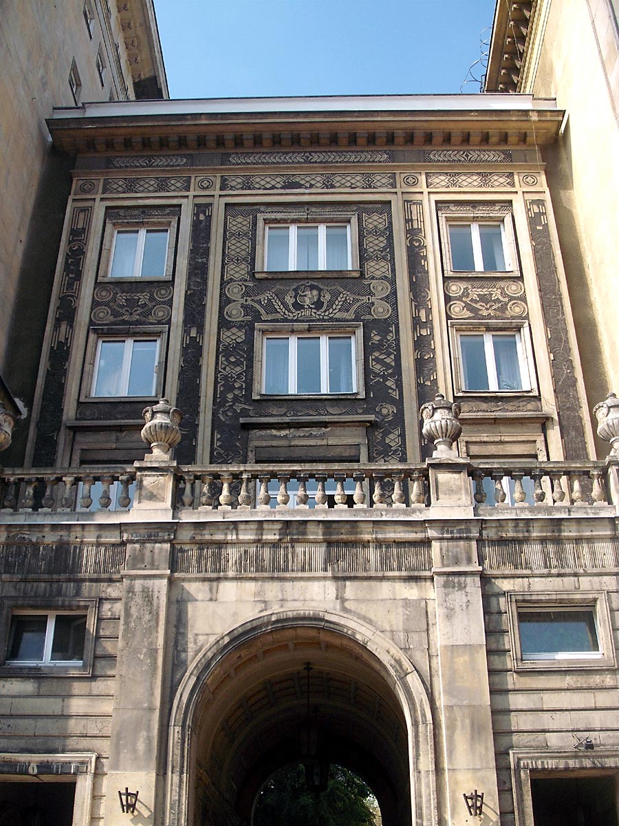 Sgraffito wykonane przez zesp&oacute;ł artyst&oacute;w: Irena Wilczyńska, Wojciech Sadley, Jan Lorens i Hieronim Soboniak na południowym łączniku bloku przy Marszałkowskiej 55/73 w 2012 roku, stan przed konserwacją. Fot. Krzysztof Olszak/TBTS