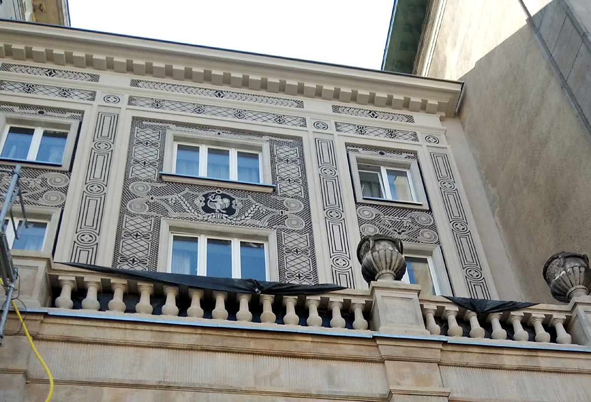 Sgraffito na południowym łączniku bloku przy Marszałkowskiej 55/73, tuz po zakończeniu prac konserwatorskich. 6.08.2020 Fot. Krzysztof Olszak/TBTS