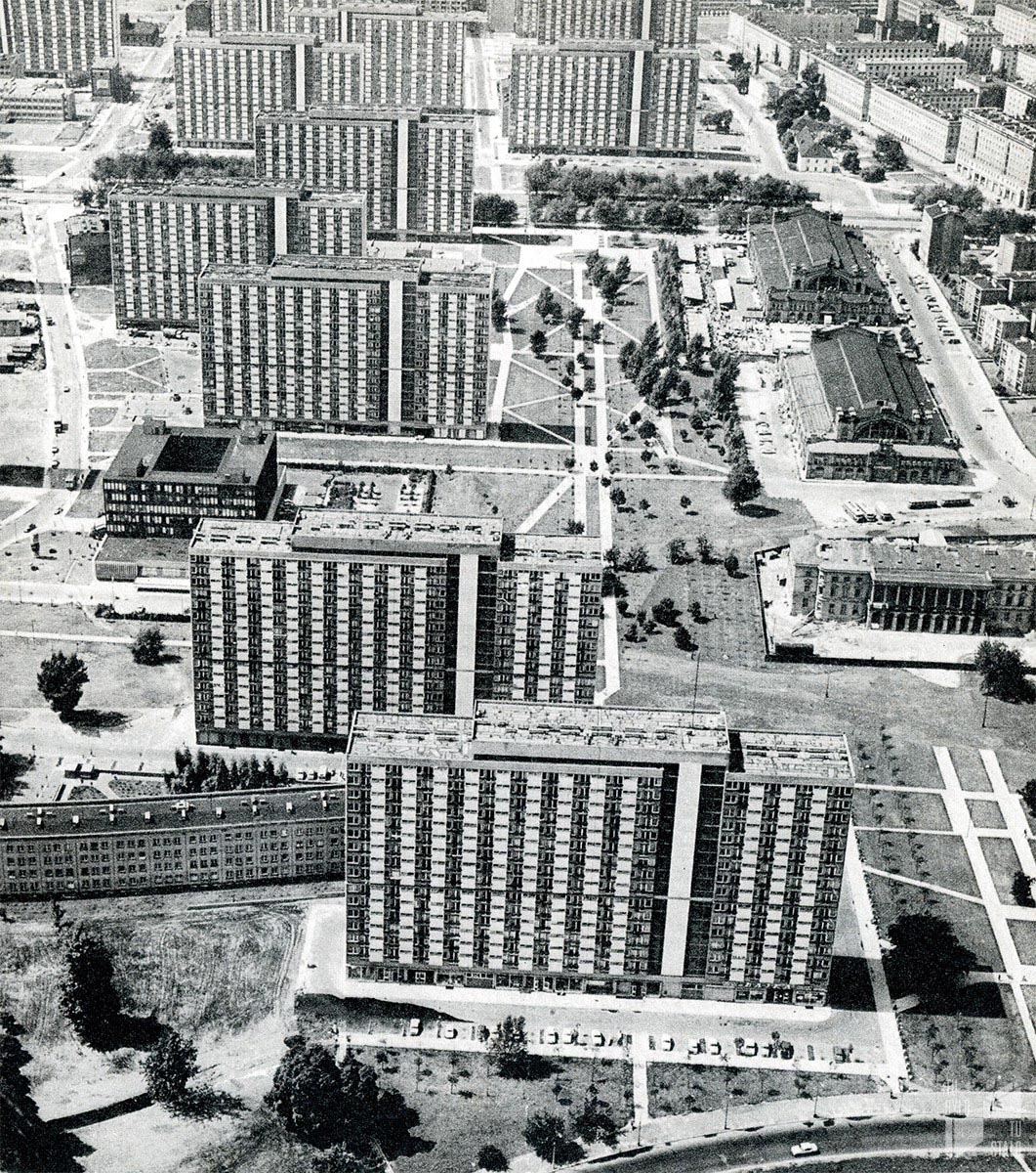  Widok z lotu ptaka na osiedle &bdquo;Za Żelazną Bramą&rdquo; i pałac Lubomirskich po obr&oacute;ceniu go wiosną 1970 roku. Fot. Antoni Śpiewak, zbiory Agnieszki Sternickiej. Społeczne Archiwum Warszawy
