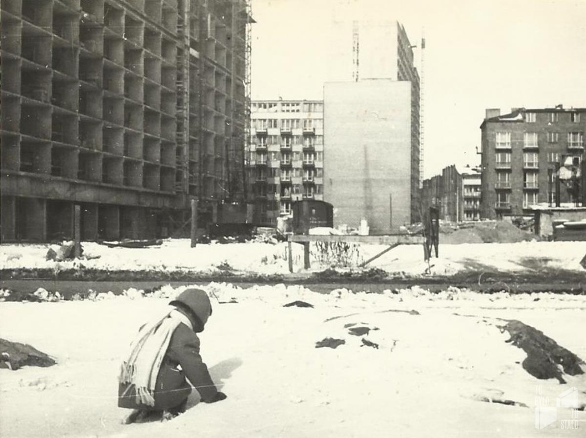  Ulica Grzybowska między ulicami Żelazną i Walic&oacute;w. Po lewej widczna jest budowa bloku przy Żelaznej 58/62. .16.03.1969 r. Zbiory Lecha Jakubika. Społeczne Archiwum Warszawy
