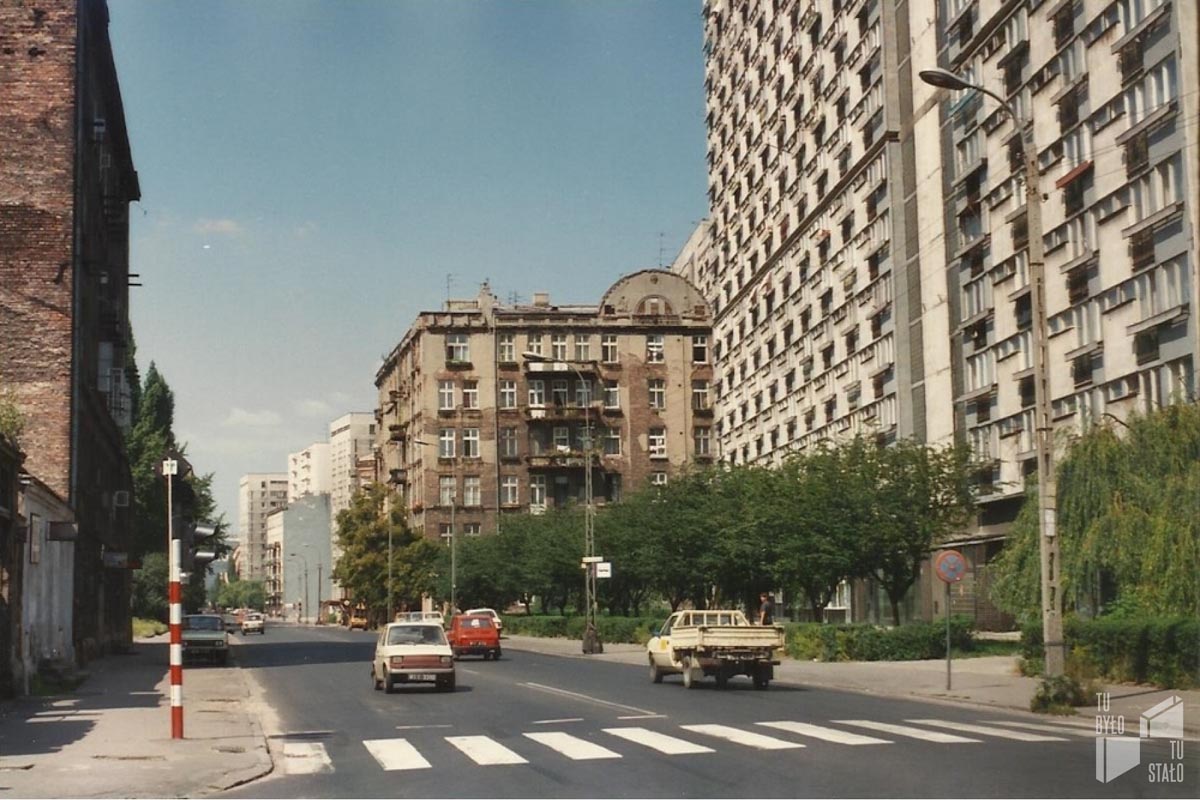 Skrzyżowanie ul. Żelaznej z Grzybowską (widok w kierunku Chłodnej), czerwiec 1990. Fot. Lech Jakubik.. Społeczne Archiwum Warszawy