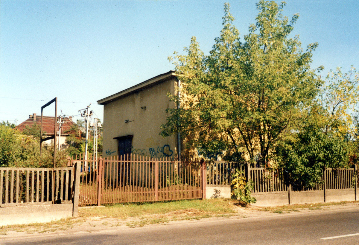 Prefabrykowane ogrodzenie wok&oacute;ł kabiny sekcyjnej przy ulicy Patriot&oacute;w 289. Fot. Krzysztof Olszak 05.09.1999