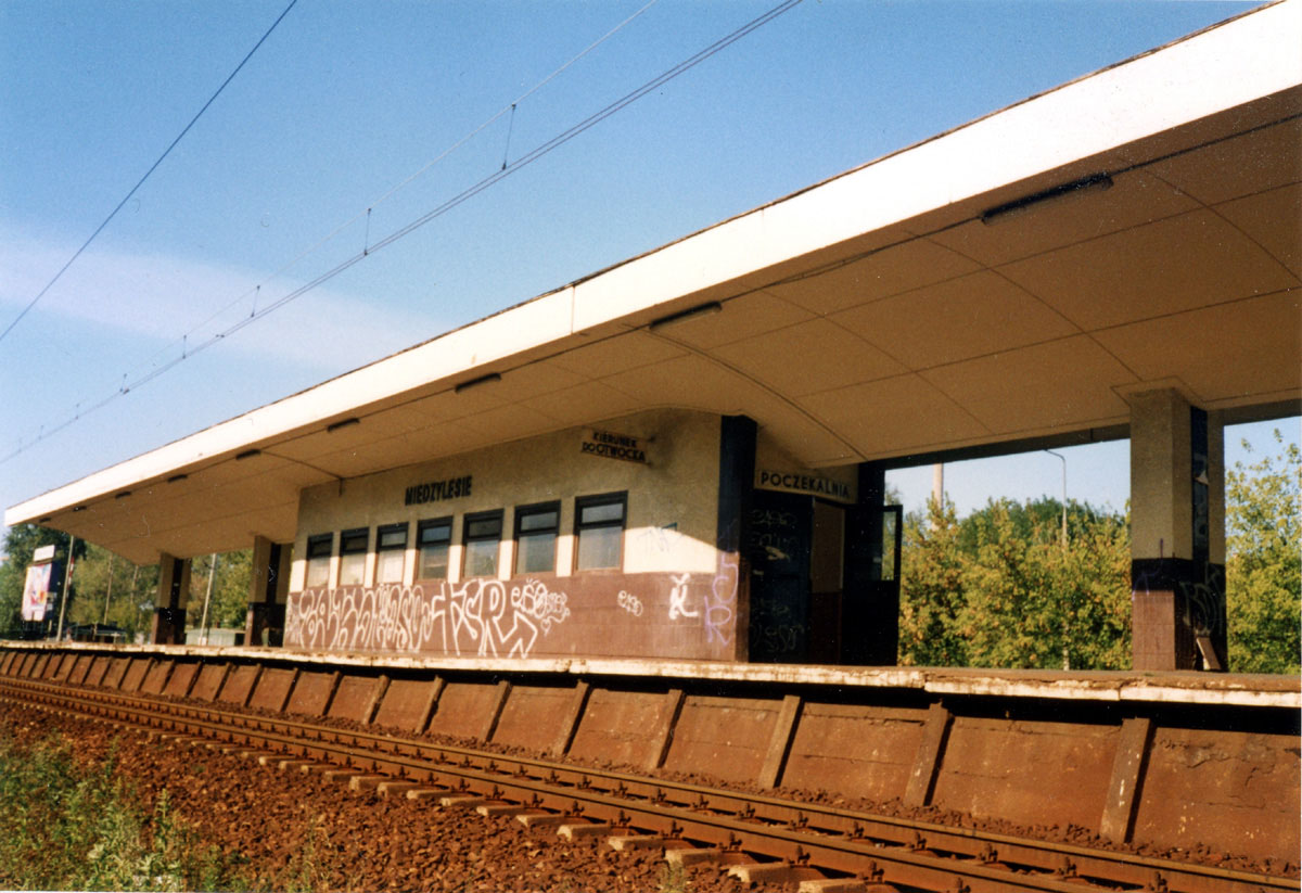 Wiata na peronie przystanku Warszawa Międzylesie. Fot. Krzysztof Olszak 05.09.1999