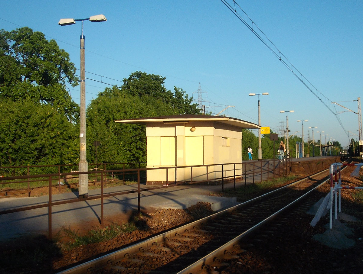 Kasa przy wejściu na peron przystanku Warszawa Anin. Fot. K. Olszak 06.06.2015
