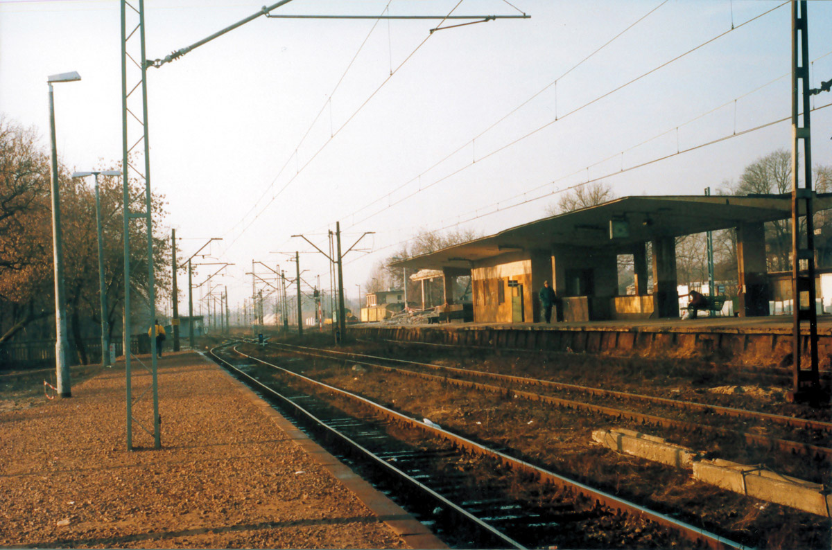 Wiata na peronie stacji Warszawa Rembert&oacute;w ok. 1997 roku. Fot. Rafał Undra