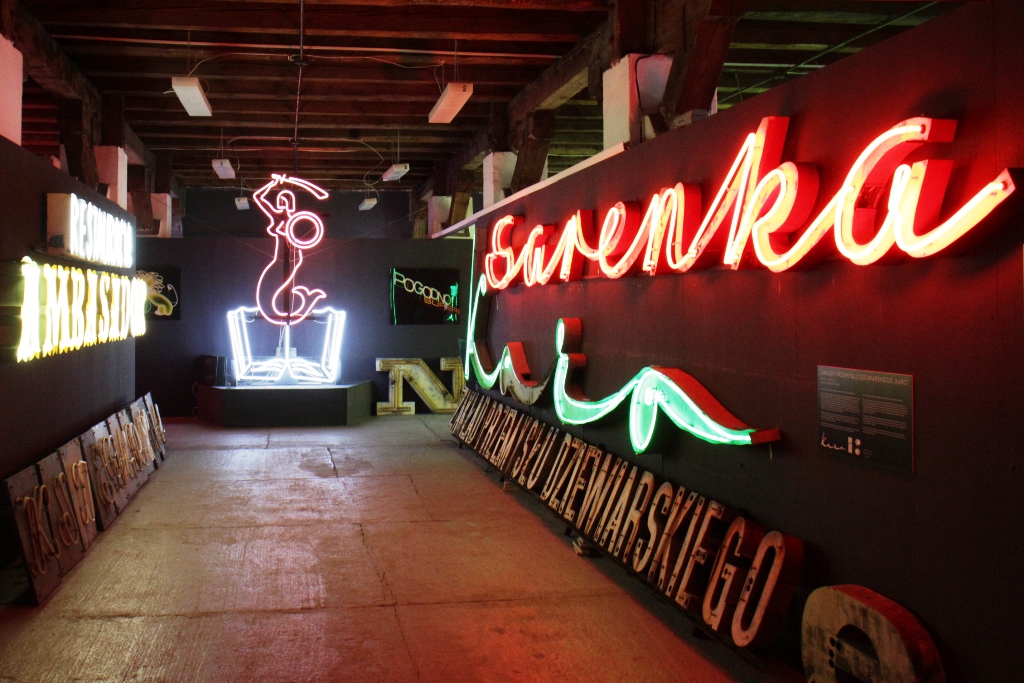 W Muzeum Neon&oacute;w w Soho Factory zobaczyć można dziesiątki dawnych neon&oacute;w z całej Polski, fot. Anna Brzezińska-Czerska