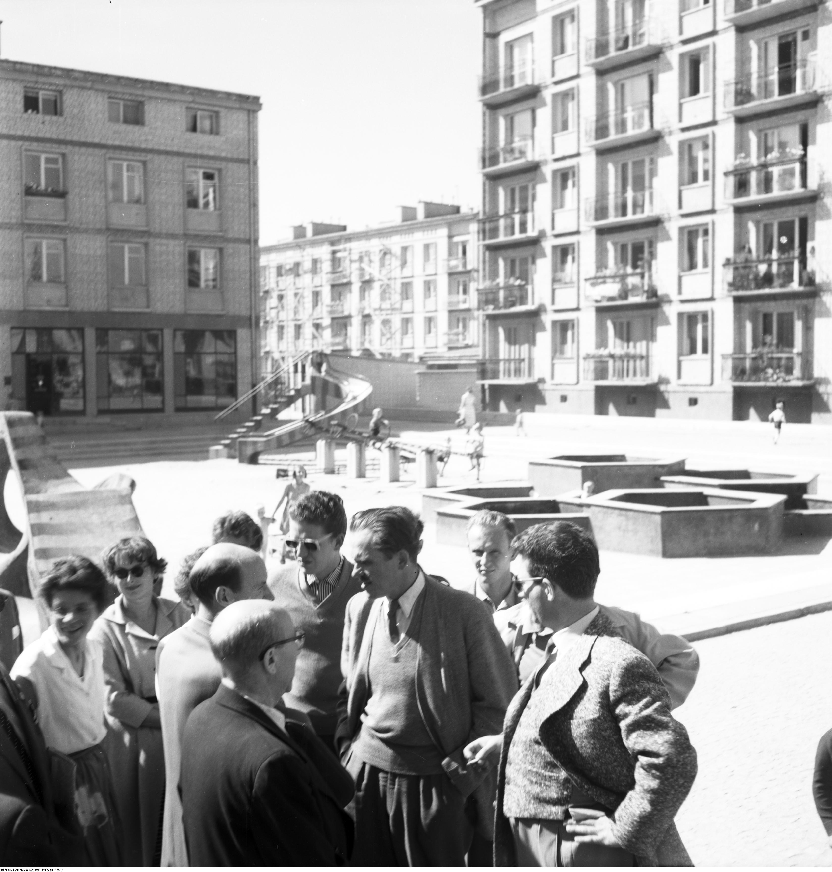 Uczestnicy &bdquo;gospodarskiej wizyty&rdquo; na placu zabaw z muszlą w 1958 r. Fot. Zbyszko Siemaszko, Narodowe Archiwum Cyfrowe.