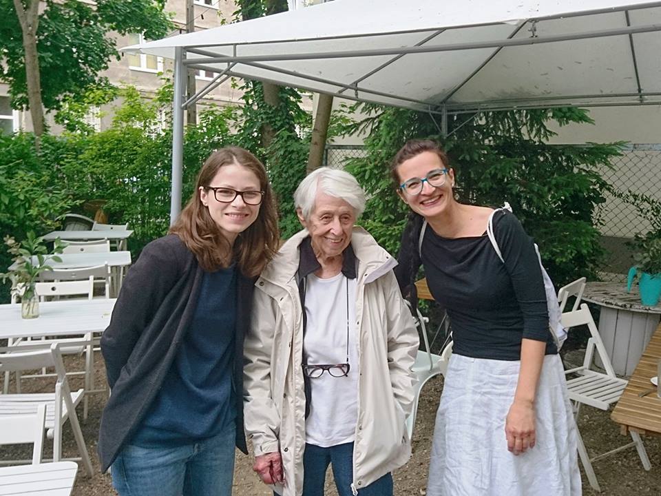 Pani Maria Piechotka w otoczeniu autorek projektu &bdquo;Muszla Bielańska&rdquo; &ndash; z lewej: Marta Baranowska odpowiedzialna za wystawę, z prawej - Anna Brzezińska-Czerska, inicjatorka renowacji i towarzyszących jej działań. Fot. Michał Piechotka