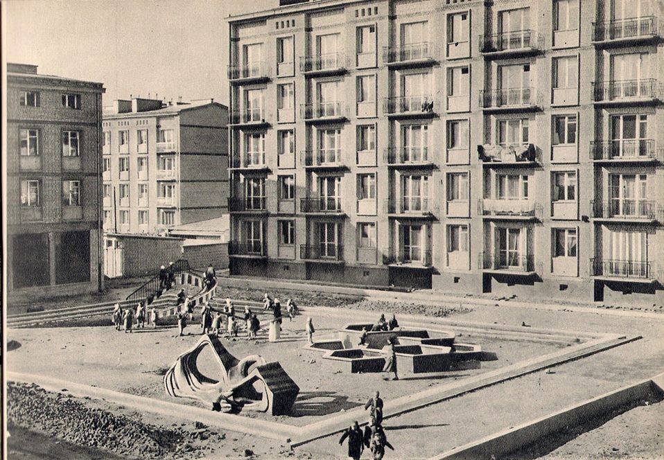 Muszla to jedyny w pełni zachowany element placu. Ostała się też piaskownica, choć w nieco już okrojonej formie. Źr&oacute;dło: &bdquo;Architektura&rdquo;, nr 7/1958