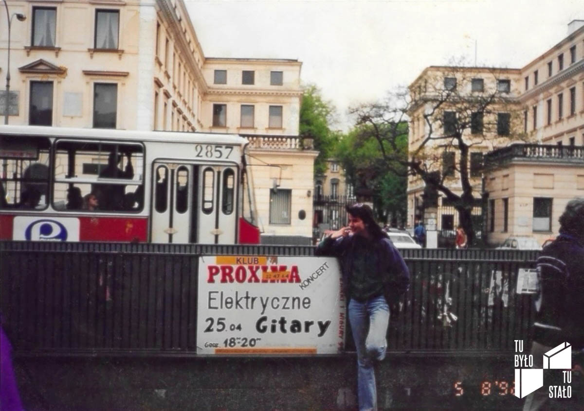 Widok w kierunku Pałacu Czapskich z Krakowskiego Przedmieścia, od strony budynk&oacute;w Uniwersytetu Warszawskiego. Fot. ze zbior&oacute;w rodziny Świętochowskich, 8 maja 1992.
