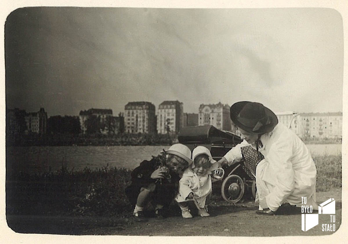Pole Mokotowskie. W oddali widoczne budynki przy placu Politechniki (po lewej) i Polnej od numeru 52 do 38. Fot. ze zbior&oacute;w Jakuba Wrzoska, kwiecień 1944.
