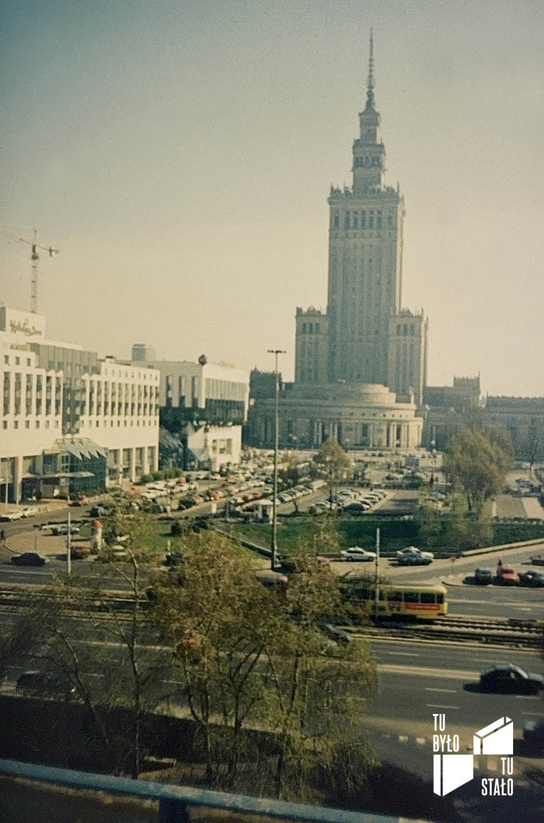 Aleja Jana Pawła II. Od lewej widoczny jest hotel Holiday Inn (ob. Mercure Warszawa Centrum) przy Złotej 48/54, dalej w prawo nieistniejący dom handlowy Bogusz Center (p&oacute;źniej City Center) przy ulicy Złotej 44 oraz Pałac Kultury. Fot. ze zbior&oacute;w Damiana Chmielewskiego, 1998-99.