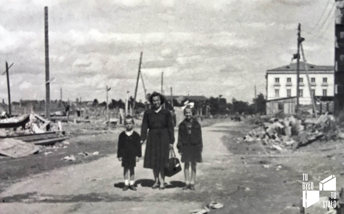 Ulica Nowolipki obok widocznego przy prawym brzegu zdjęcia bloku przy Nowolipki 9. W głębi za nim widać boczną elewację Pałacu Mostowskich. Za nim w oddali widoczne są drzewa w ogrodzie Krasińskich. Fot. ze zbior&oacute;w Wojciecha Letkiego, ok. 1951.