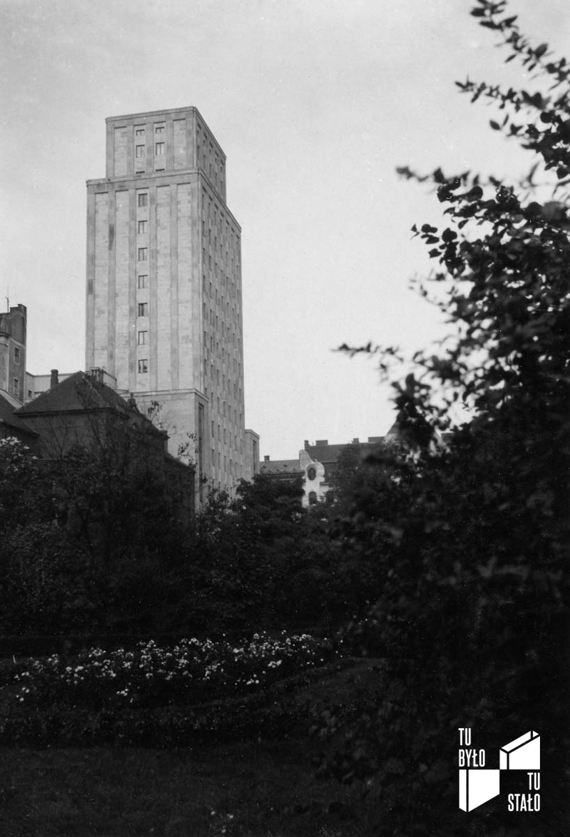Prudential widziany z placu Napoleona (obecnie pl. Powstańc&oacute;w Warszawy) fotografia przedwojenna ze zbior&oacute;w Jacka Lizończyka